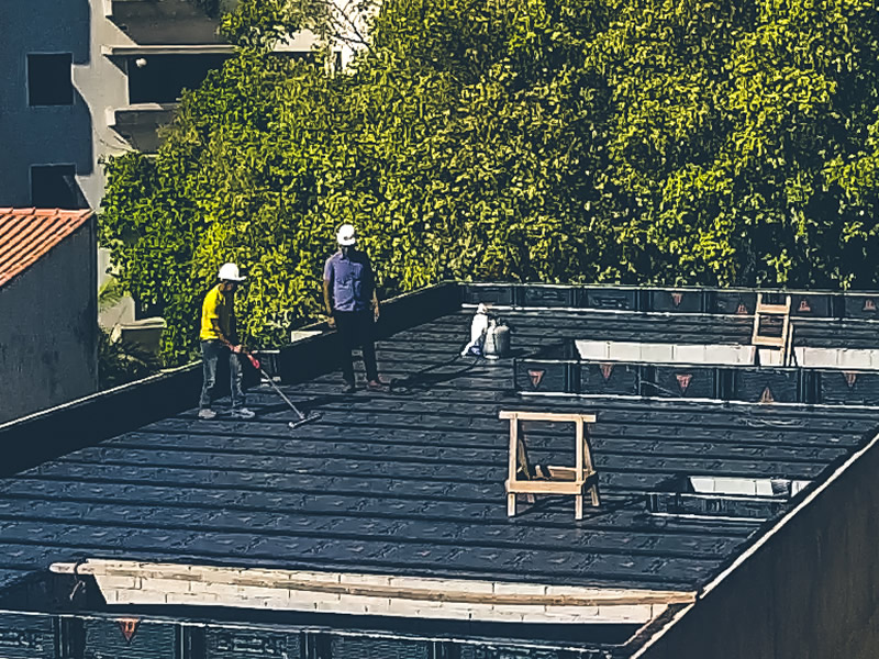De forma simples e direta a impermeabilização é uma técnica construtiva que utiliza produtos específicos para criar uma camada de proteção em determinada superfície ou estrutura de concreto em contato com a água.