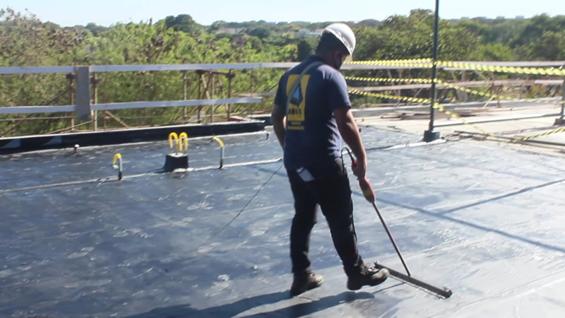 O teste de impermeabilização também é chamado de estanqueidade. Essa palavra conceitua a propriedade de um elemento de bloquear a passagem de fluidos ou penetração. O mesmo também se aplica a um conjunto de componentes.