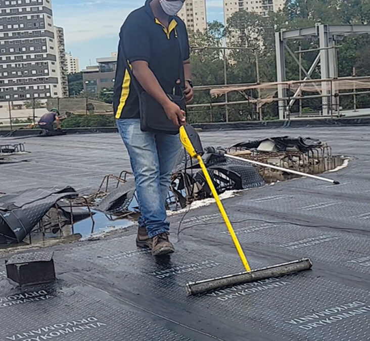 Uma vantagem exclusiva deste procedimento de teste é que, para membranas aplicadas líquidas, ele pode detectar local onde a espessura da membrana não atende aos requisitos mínimos.